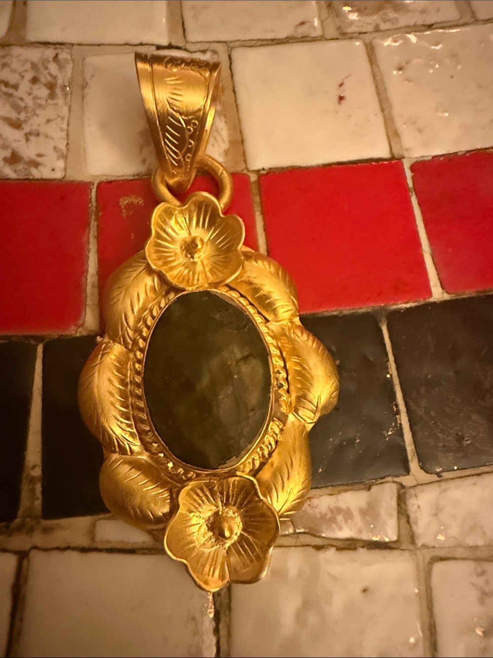 Gold Floral Oval natural flash labradorite Pendant Necklace - NWOT